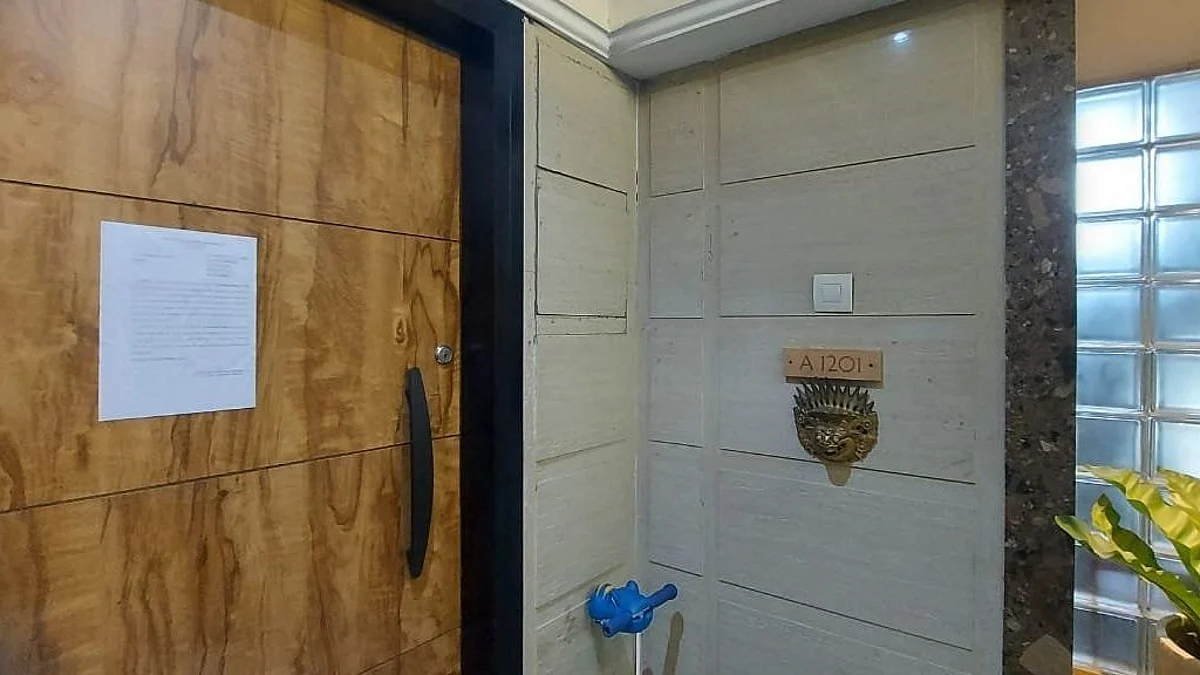 मुंबई पोलिसांनी थेट माजी प्रमुखांच्या घरावरच चिकटवला न्यायालयाचा आदेश!