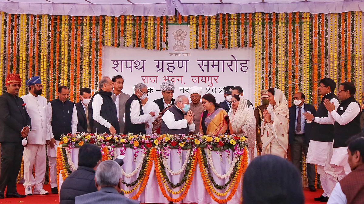 मोठा गाजावाजा करीत मंत्रिमंडळ विस्तार झाला पण महत्वाची खाती मुख्यमंत्र्यांकडेच!