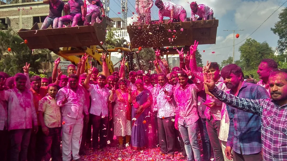सांगली जिल्हा बँकेत महाविकास आघाडीचा एकतर्फी विजय, जेसीबीने उधळला गुलाल