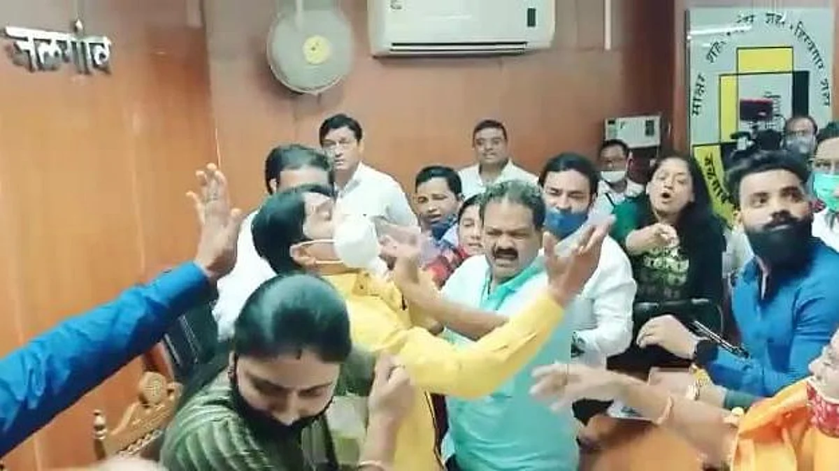 शिवसेना अन् भाजपचे नगरसेवक एकमेकांच्या अंगावर धावून गेले