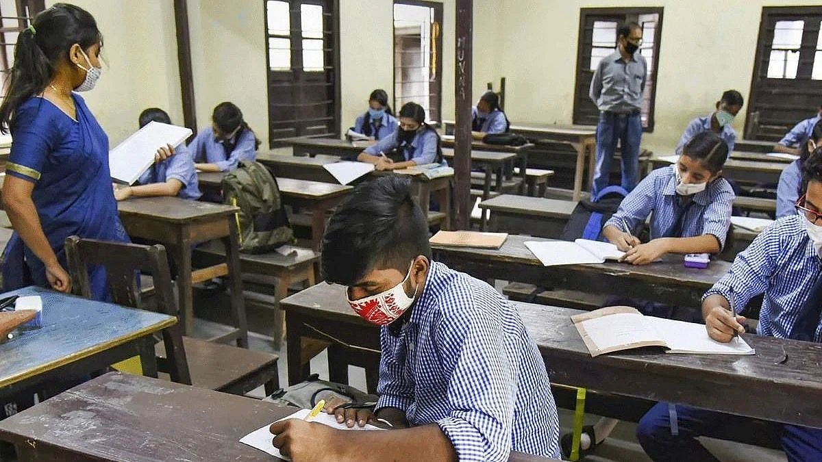 सर्वोच्च न्यायालयाच्या दणक्यानंतर सरकारकडून तातडीनं चार जिल्ह्यांतील शाळा बंद