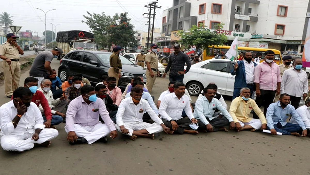 सहकारमंत्र्याच्या जिल्ह्यात शेतकऱ्यांवर अन्याय; स्वाभिमानीचे रास्ता रोको आंदोलन