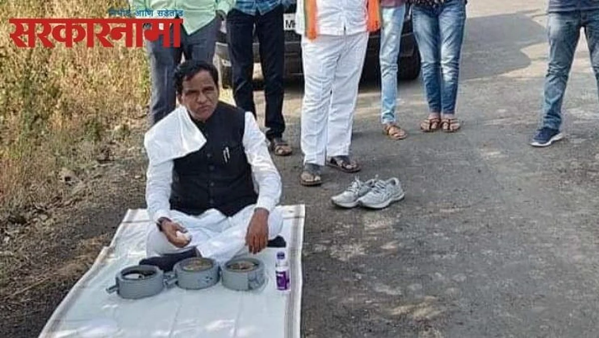 रस्त्याच्या कडेला उपरणे अंथरून दानवे बसले जेवायला