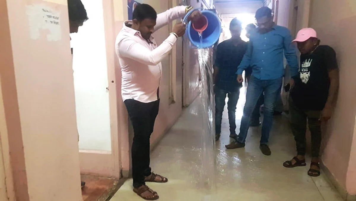 भाजपच्या स्वीकृत नगरसेवकांने ओतले अतिरिक्त मुख्याधिकाऱ्यांच्या दालनासमोर पाणी...