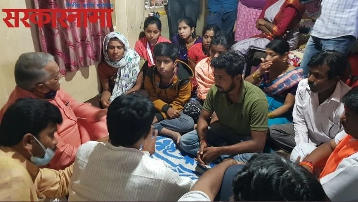 शिवसेनेने रुईकर कुटुंबाची जबादारी घेताच पाच लाखांची मदत पोहचली