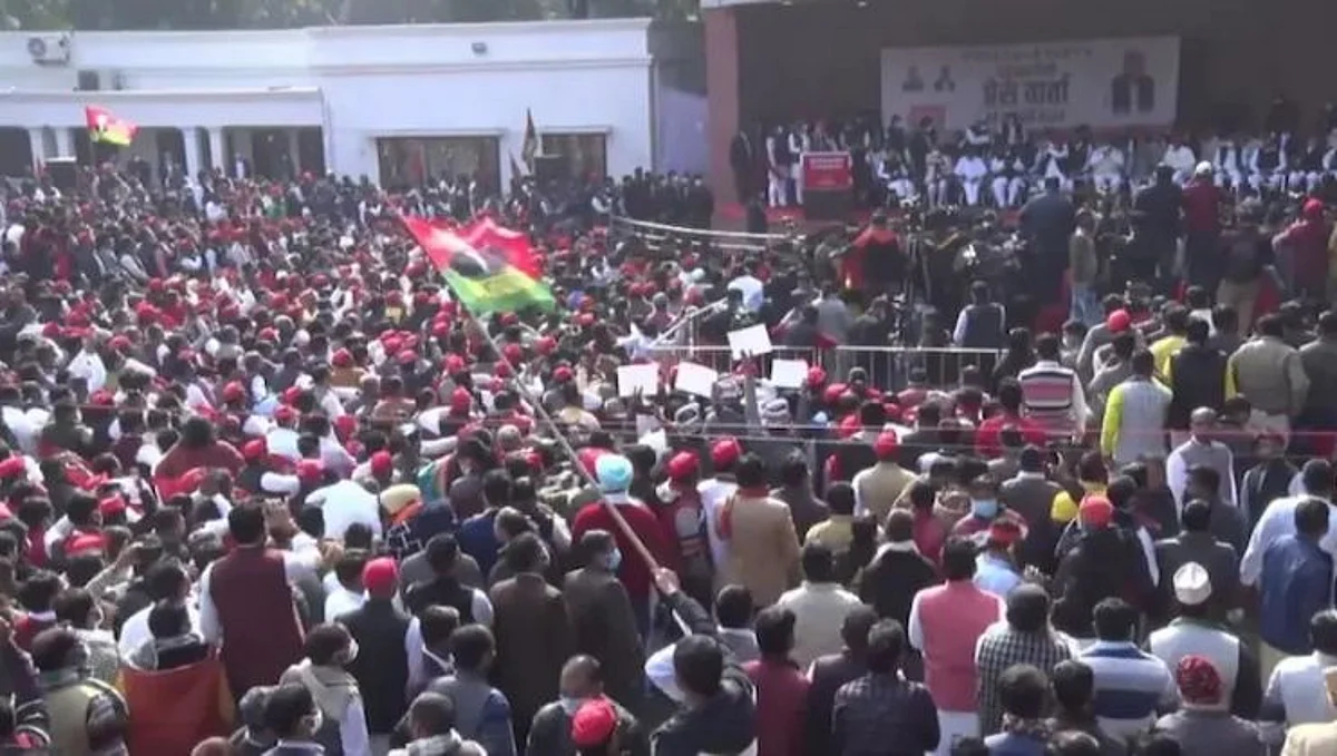 गर्दी राजकीय पक्षाची अन् आयोगाचा पोलीस अधिकाऱ्याला दणका; तातडीनं केलं निलंबित