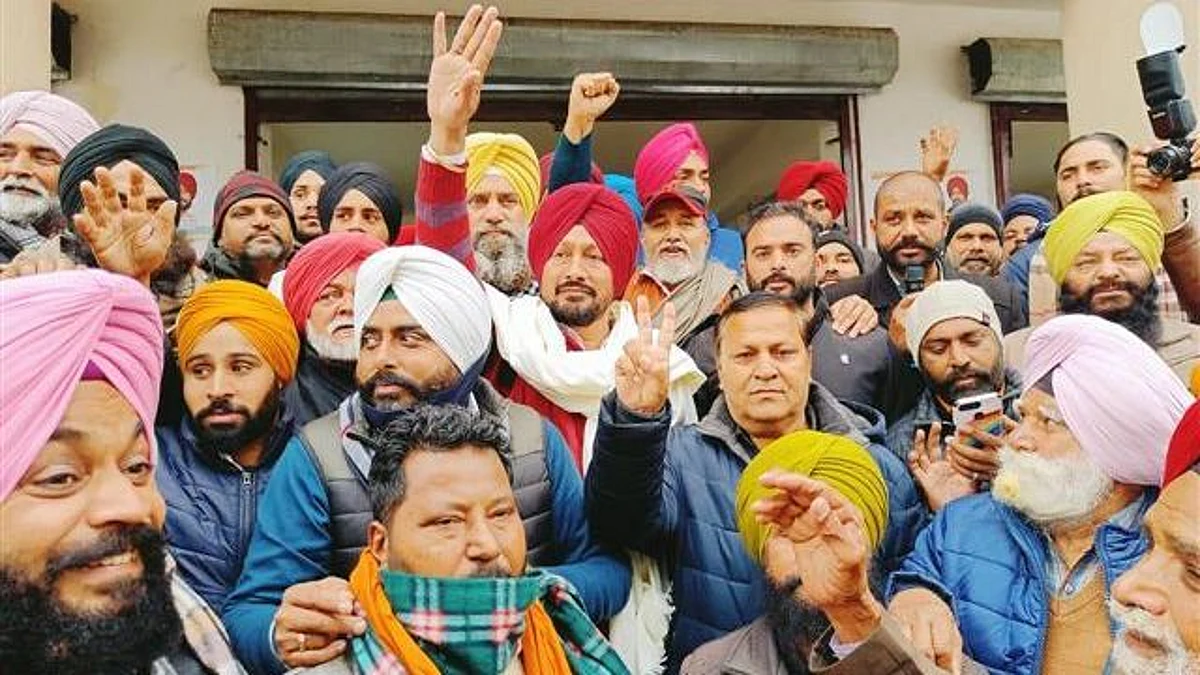 काँग्रेसला मोठा धक्का! मुख्यमंत्र्यांच्या भावाची बंडखोरी; अपक्ष म्हणून देणार टक्कर