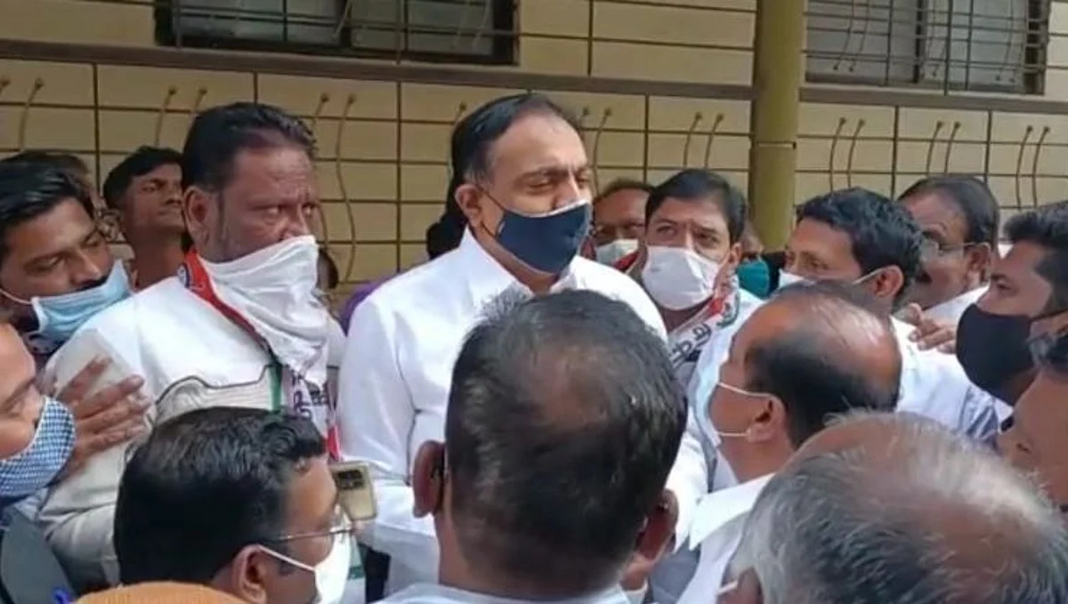 अशी ही तऱ्हा : काॅंग्रेसचा प्रचार करू नये म्हणून जयंत पाटलांना शिवसेनेचा घेराव