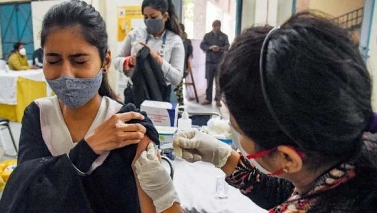 कोरोना लसीमुळे मुलीच्या मृत्यूची अफवा पसरवणं डॉक्टरला पडले महागात