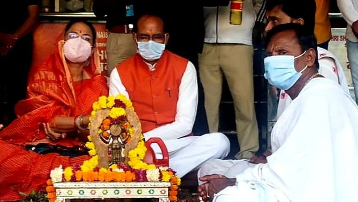 मध्य प्रदेशचे मुख्यमंत्री चौहान शनिदेव आणि साईबाबांपुढे नतमस्तक...