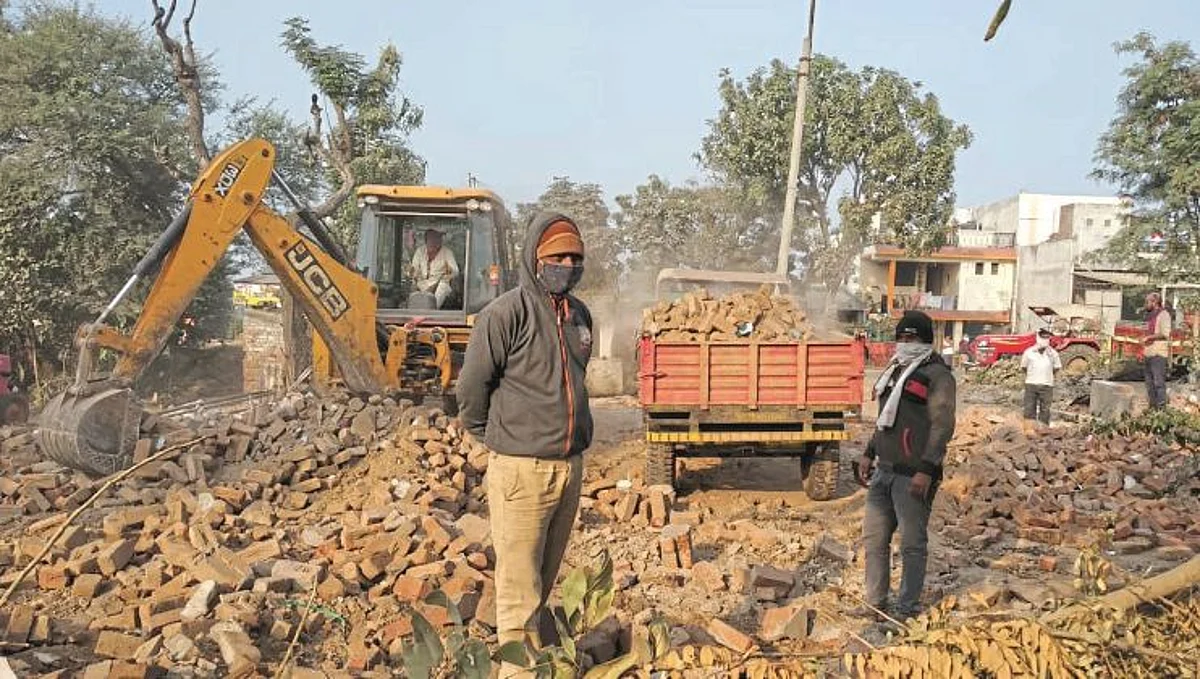 प्रांताधिकाऱ्यांनी केलं अर्धेगाव जमीनदोस्त