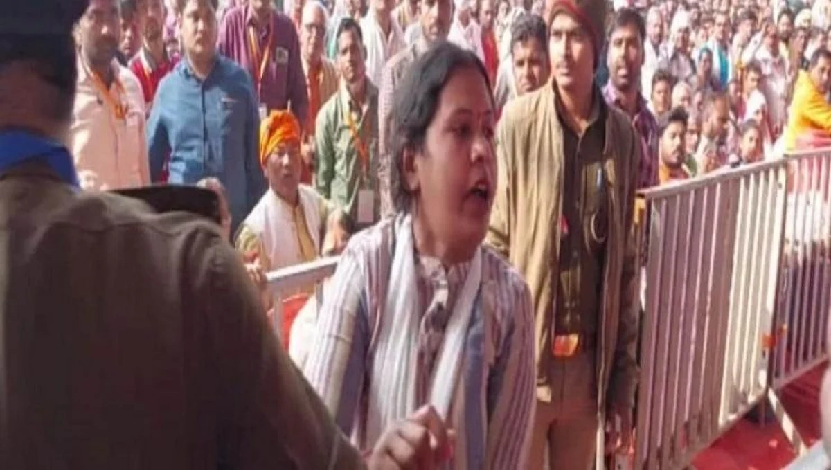 काँग्रेसच्या महिला नेत्यावर गोळीबार; पंतप्रधान मोदींना दाखवला होता काळा झेंडा