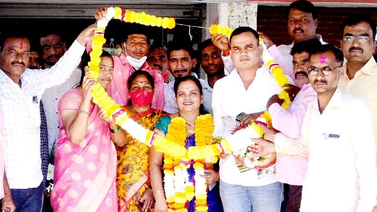 शेखर गोरेंची बहिणीला भाऊबीज! नगरपंचायतीत शिवसेनेच्या सुरेखा पखाले बिनविरोध