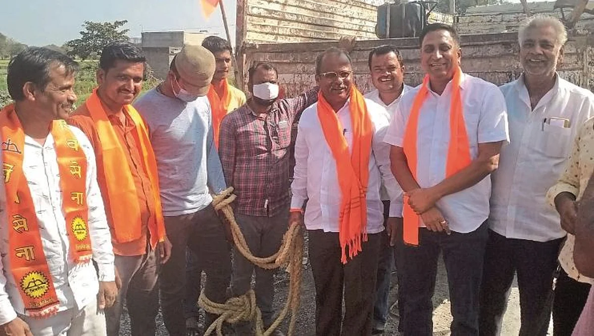 शिवसेना पदाधिकाऱ्यांनी महामार्ग कामगारांना डांबले