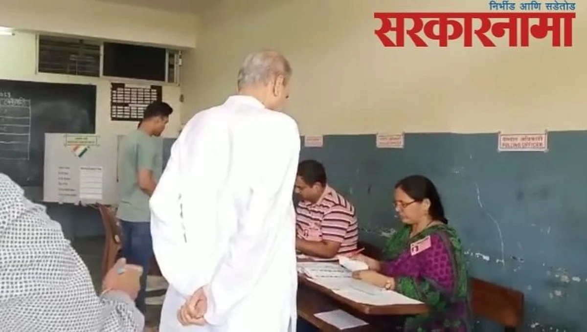 रांगेत उभे राहून मतदान करणारे बजाज यावेळी आकुर्डीच्या गोदावरी शाळेत दिसणार नाहीत