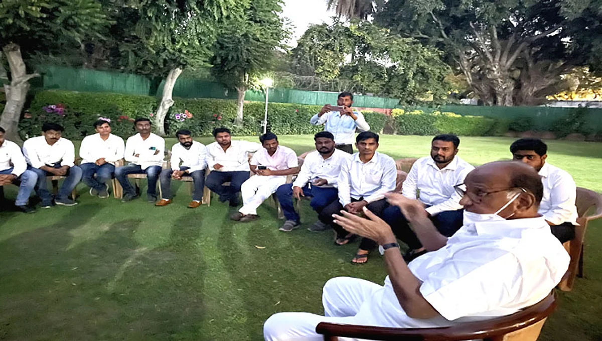 शरद पवारांनी केले युवक काँग्रेसच्या पदाधिकाऱ्यांचे कौतुक...