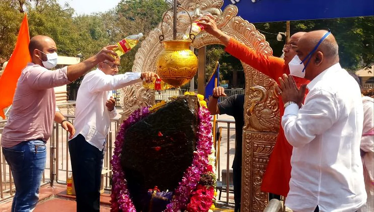 Manohar Ajagavkar while taking darshan of Saturn God