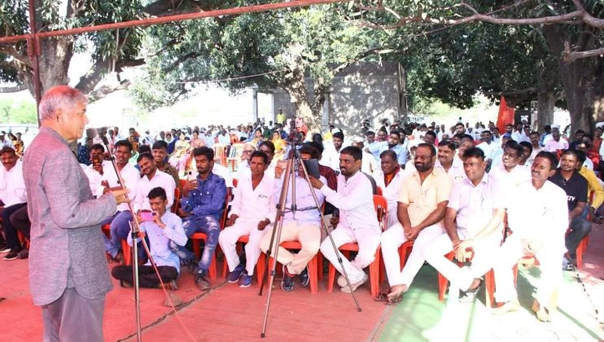 प्रकाश आंबेडकर म्हणाले, आमचे मतदान आरक्षणवाद्याला...