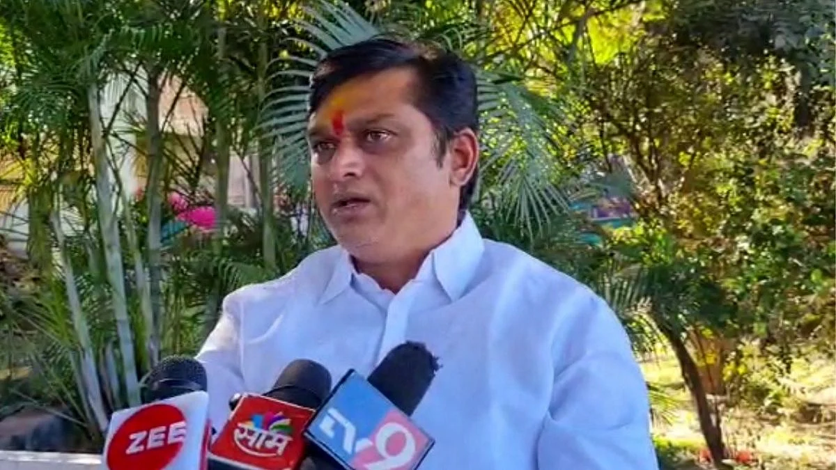 रस्त्याच्या निकृष्ठ कामावरून महेश शिंदे भडकले; ठेकेदाराला धरले धारेवर....