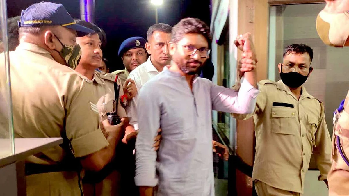 मै झुकेगा नही! पोलिसांनी अटक करताच जिग्नेश मेवानींचा थेट 'पुष्पा'स्टाईल इशारा