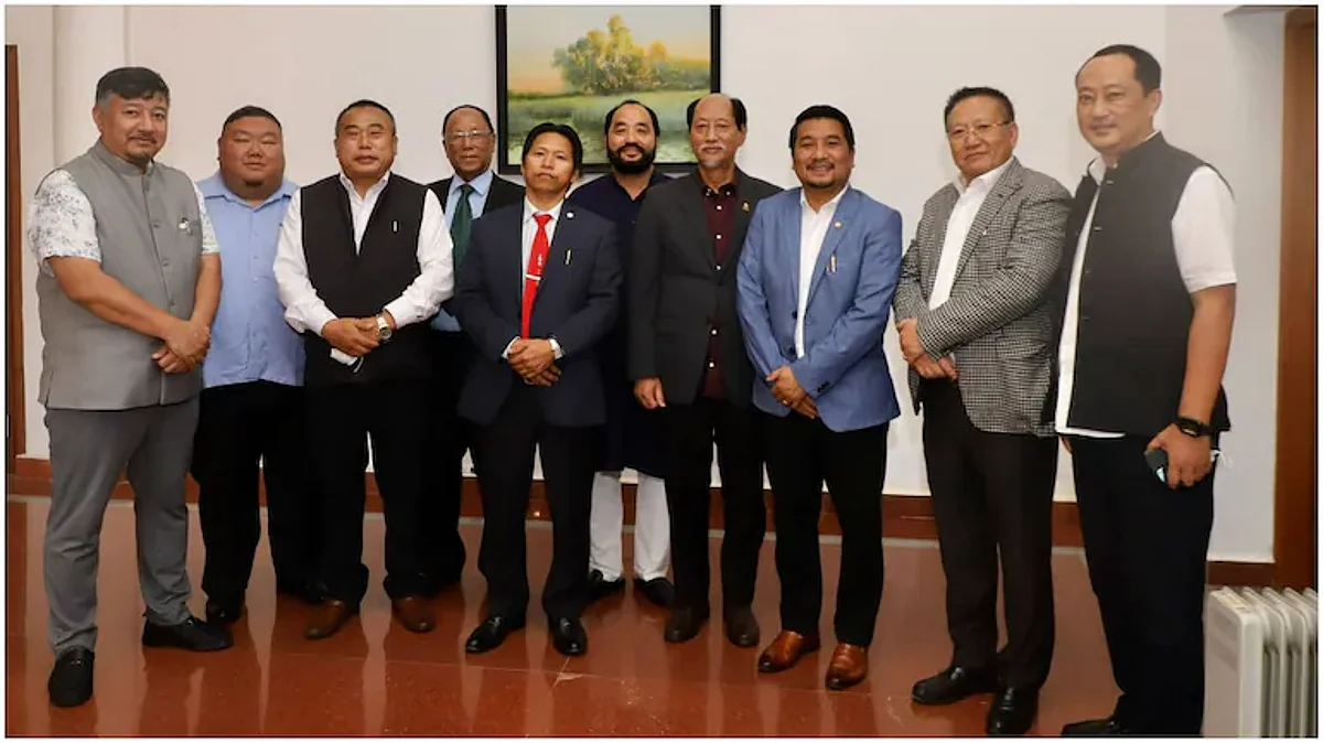 स्वबळाची भाषा अंगलट! २४ तासांच्या आत तब्बल २१ आमदारांचा पक्षाला राम-राम