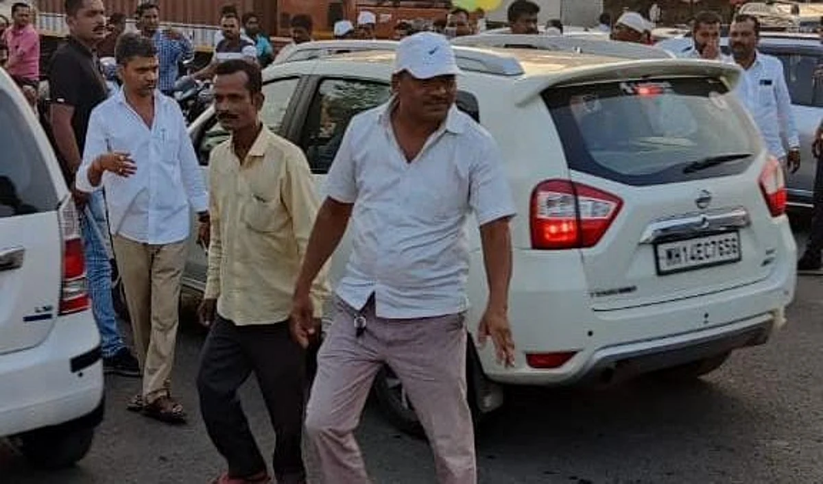 आमदार नीलेश लंकेंनी रस्त्यावर उतरत सोडविली वाहतूक कोंडी