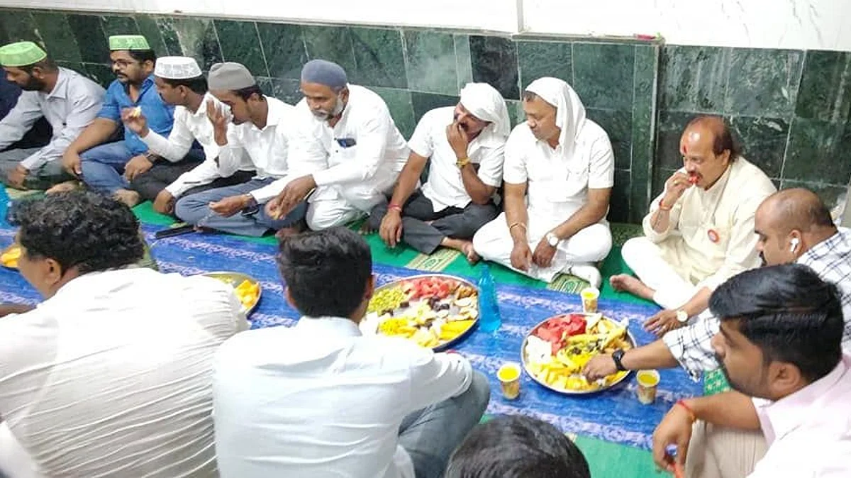 राज ठाकरे पुण्यात अन् मनसेचे नेते वसंत मोरे इफ्तार पार्टीत!