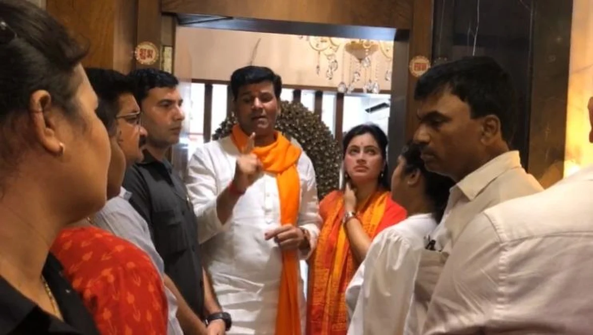 राणा दाम्पत्याचे घरात हनुमान चालिसा पठण: पण मातोश्रीवर जाण्याचा निर्धार कायम