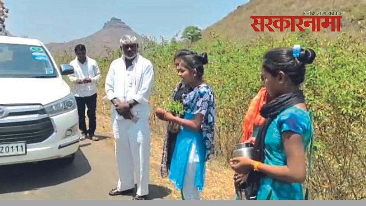 आमदार बोरसेंची गाडी तरुणींनी अडवली, देणगी मिळाल्यावरच सोडली!