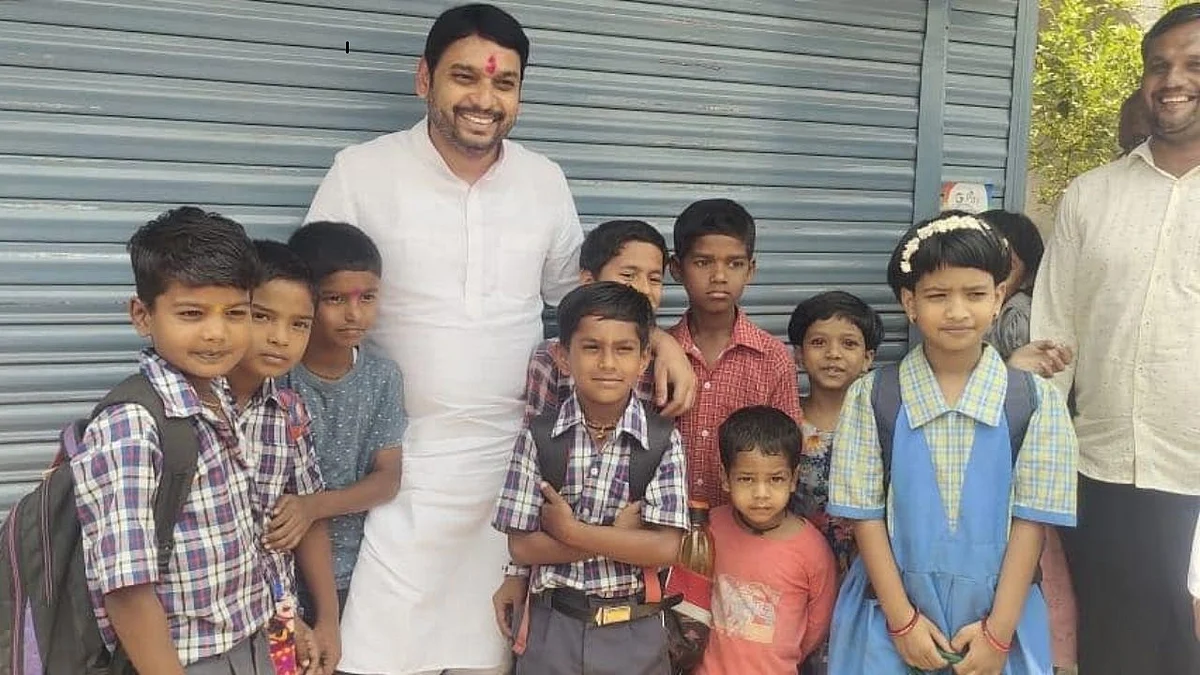 'काय साहेब कसं चाललंय'; शाळकरी मुलांसोबत मंत्री विश्वजित कदमांचा भन्नाट व्हिडीओ व्हायरल
