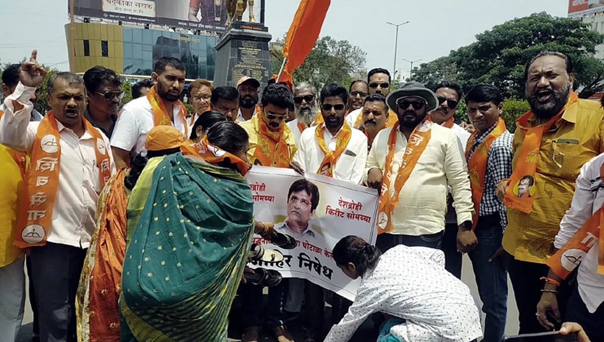 शिवसेनेने मारले कराडात सोमय्यांच्या पोस्टरला जोडे