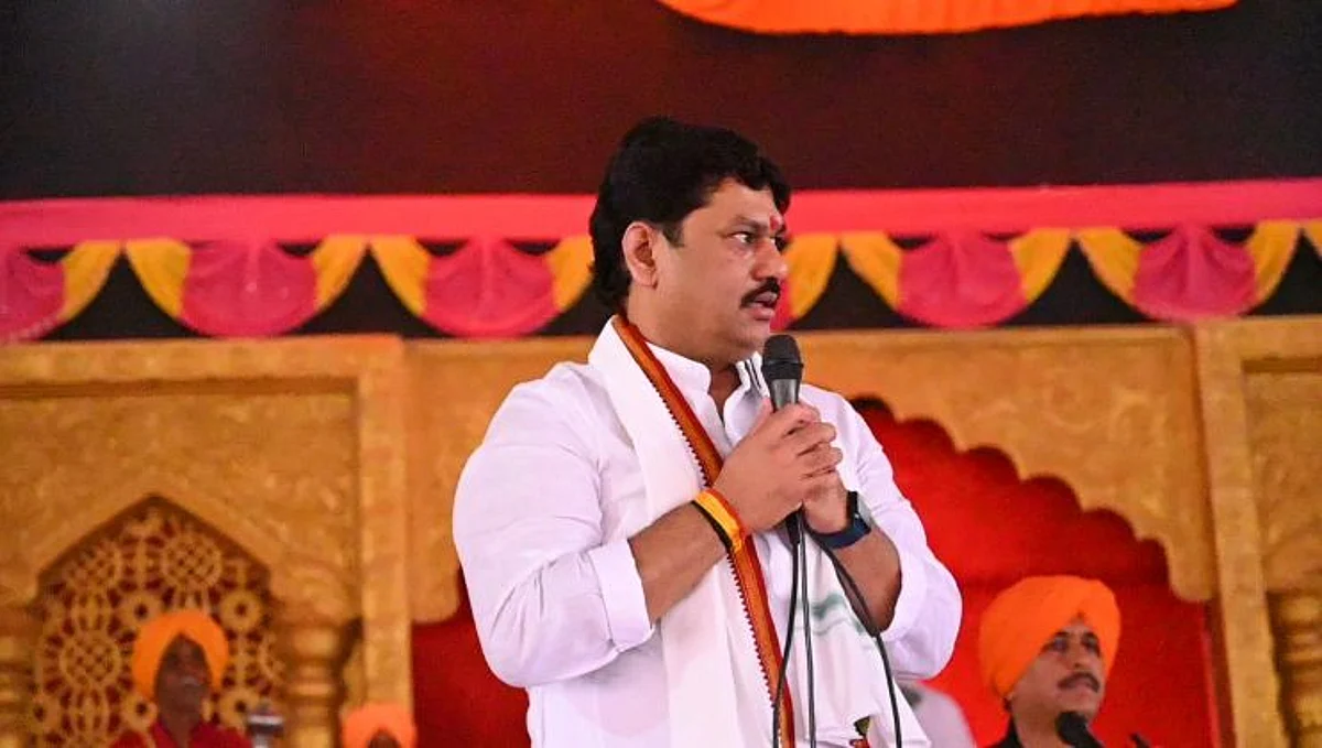 रेणू शर्मांवरील कारवाई बद्दल बोलताना धनंजय मुंडेच्या डोळ्यात अश्रू : म्हणाले...