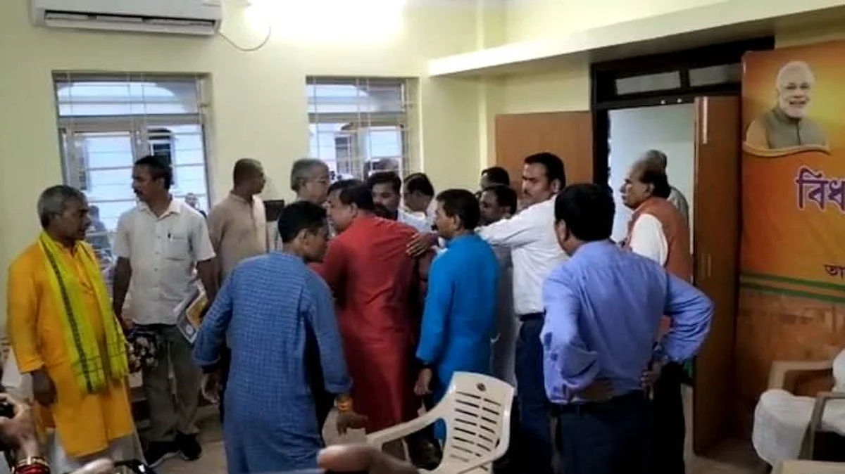 प्रदेशाध्यक्षांना मुख्यमंत्र्यांची खुर्ची मिळताच उपमुख्यमंत्री अन् मंत्र्याकडून बैठकीतच तोडफोड