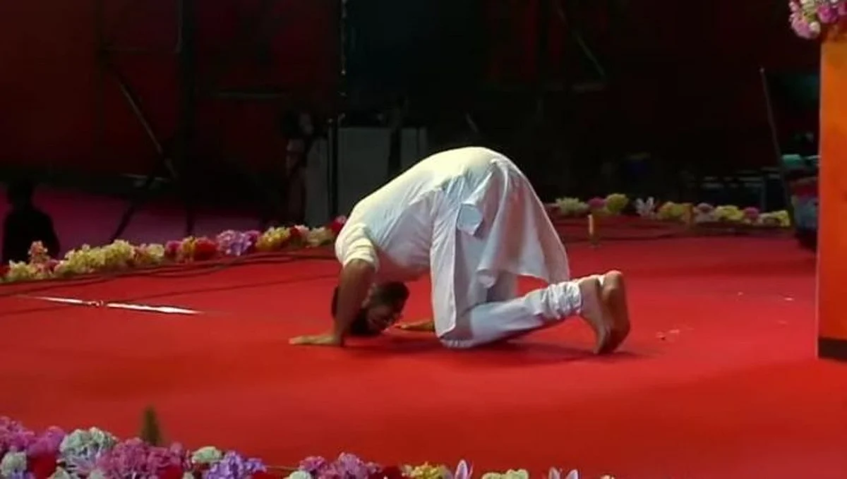 आदित्य ठाकरे शिवसैनिकांसमोर झाले नतमस्तक... सभेची मने जिंकली