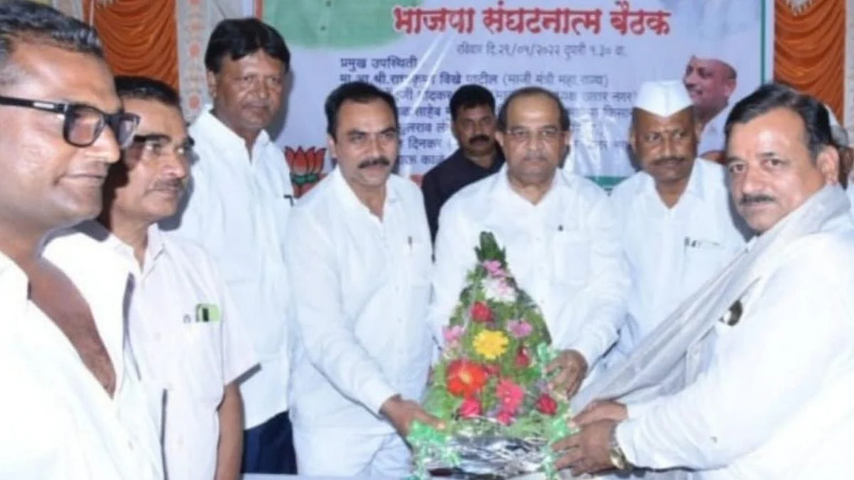 तिघाडी सरकारचे शिलेदार गुळाला लागलेल्या मुंगळ्यासारखे खुर्चीला चिकटलेत