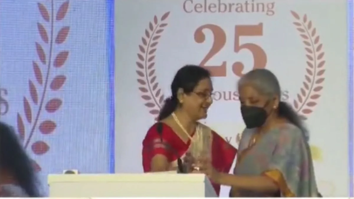 'तो' व्हिडीओ व्हायरल अन् सोशल मिडीयावर निर्मला सीतारमण यांच्यावर कौतुकाचा वर्षाव