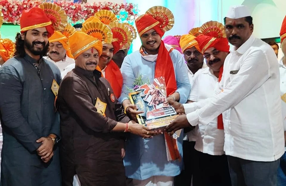वसंत मोरे 'मविआ' नेत्यांसोबत; रोहित पवारांनी कानात सांगितला खास मेसेज
