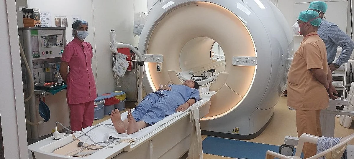 MRI चे फोटो व्हायरल केल्याने राणा दाम्पत्य ट्रोल; लिलावती हॉस्पिटल प्रशासनावरही टीका