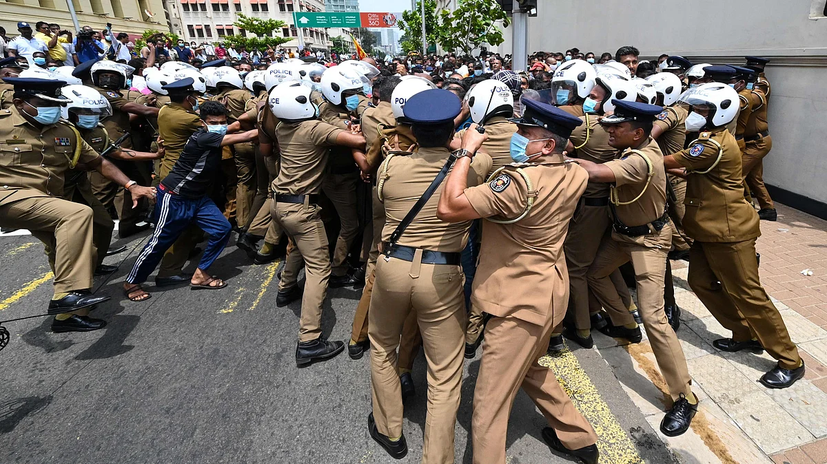 श्रीलंकेत आगडोंब! हिंसाचारानंतर माजी पंतप्रधान कुटुंबीयांसह नौदल तळावर लपले