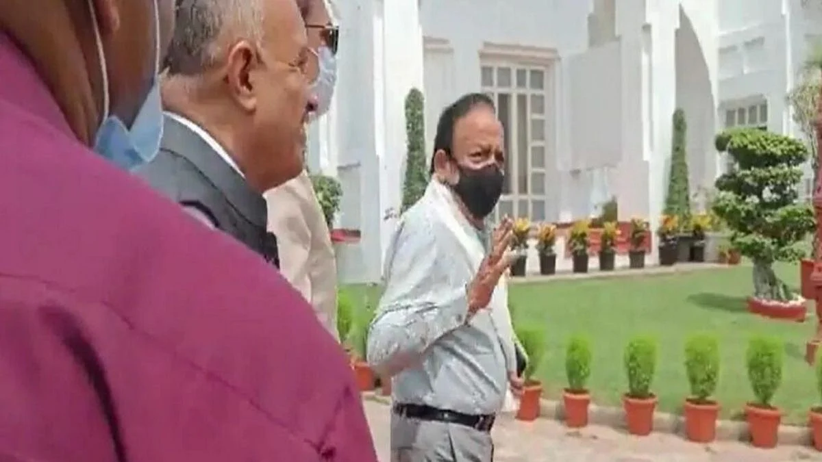 राज्यपालांच्या शपथविधीत जागाच न मिळाल्याने भाजपच्या माजी केंद्रीय मंत्र्यांना राग अनावर