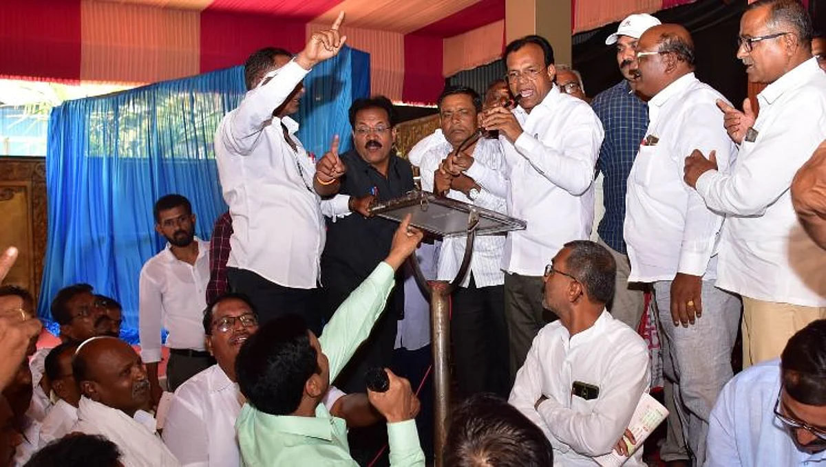 बँकेच्या सभेत माध्यमिक शिक्षकांचा दंगा