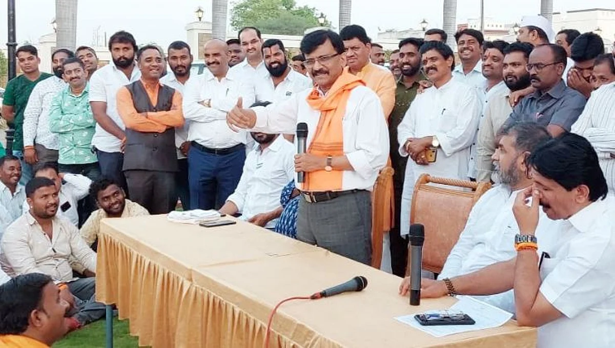 शिरूरचे खासदार शोधूनही सापडत नाहीत : राऊतांची टीका