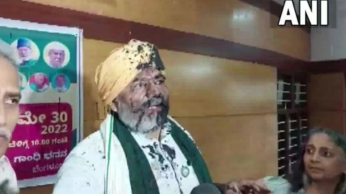 राकेश टिकैत यांच्यावर हल्ला ; दोन संघटना भिडल्या, एकमेकांवर खुर्च्या फेकल्या