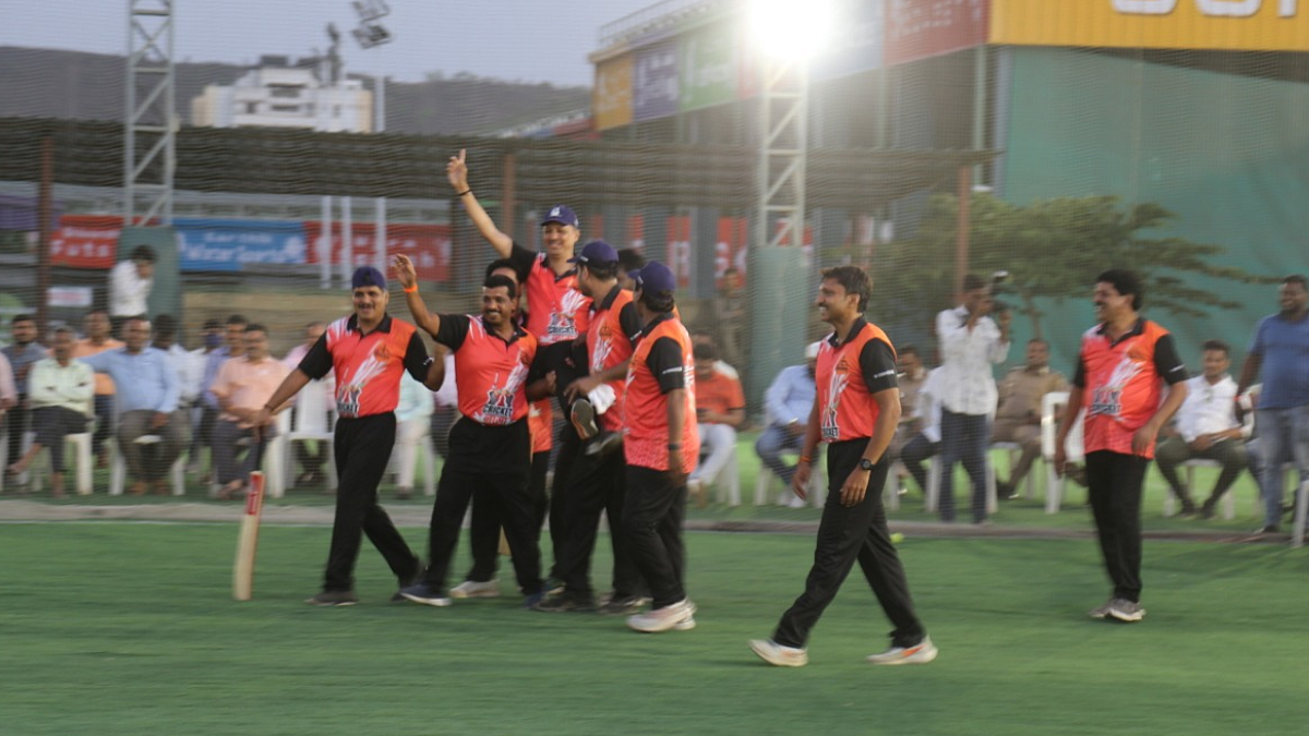 Cricketnama : शिवसेनेने भाजपला चारली धूळ; मिलिंद नार्वेकरांना उचलून घेत जल्लोष