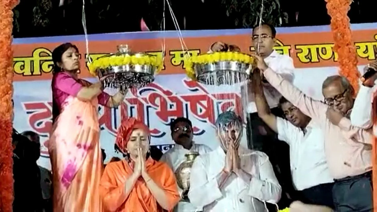 तुरुंगातून सुटून पहिल्यांदाच अमरावतीत परतलेल्या राणा दांपत्याचा दुग्धाभिषेक