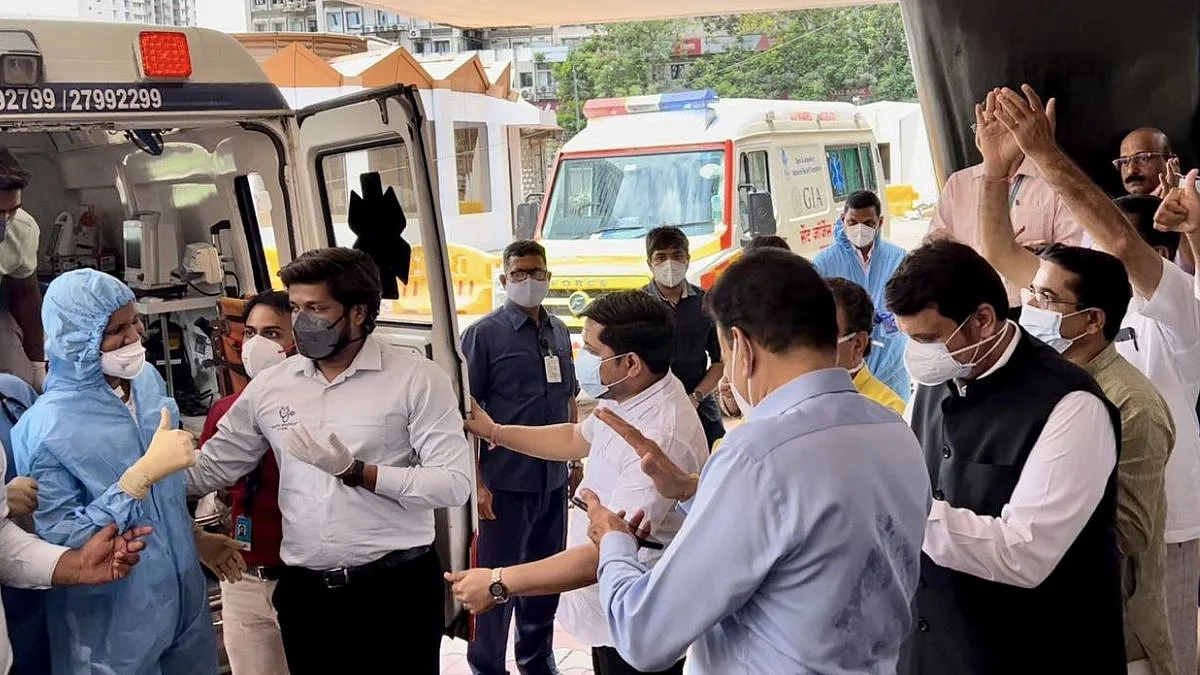 त्यांचं 'थम्प्स अप' कधीही विसरणार नाही! फडणवीस झाले भावनिक