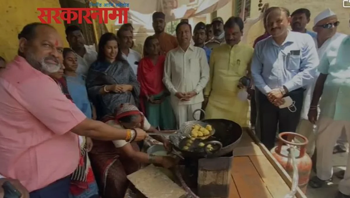 महादेव जानकारांनी बटाटे वडे तळले अन् राष्ट्रवादीच्या विक्रम काळेंनी हेडलाईन सांगितली...