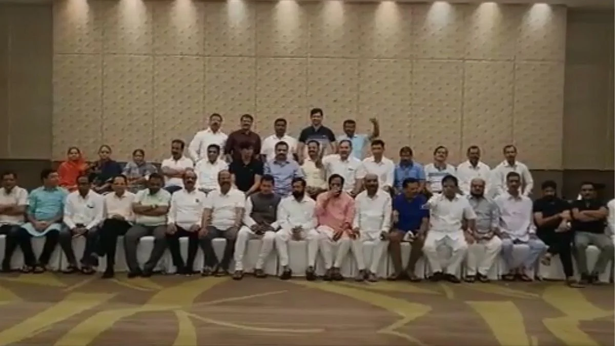 गुवाहाटीत घुमला शिवसेनेचा आवाज; 42 आमदारांना घेऊन एकनाथ शिंदे यांचं जोरदार शक्तीप्रदर्शन