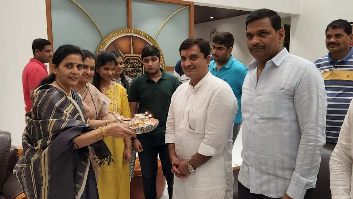 "भाऊ, तुमच्यामुळे मी परत खासदार झालो ! ; महाडीकांनी मानले जगतापांचे आभार