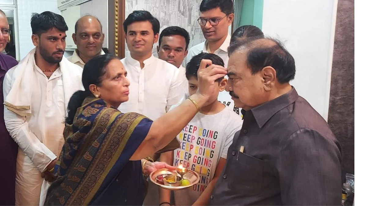 कुणीही नवखे आले की पक्ष उमेदवारी देतो! मुंडेंना डावलल्यामुळे खडसे नाराज